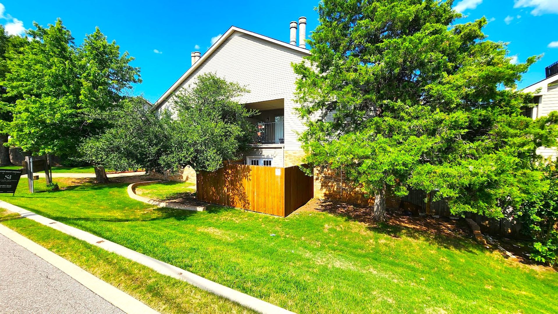 Super Cute Condo in the Ashbriar Village Condo close to Lake Hefner – photo 1