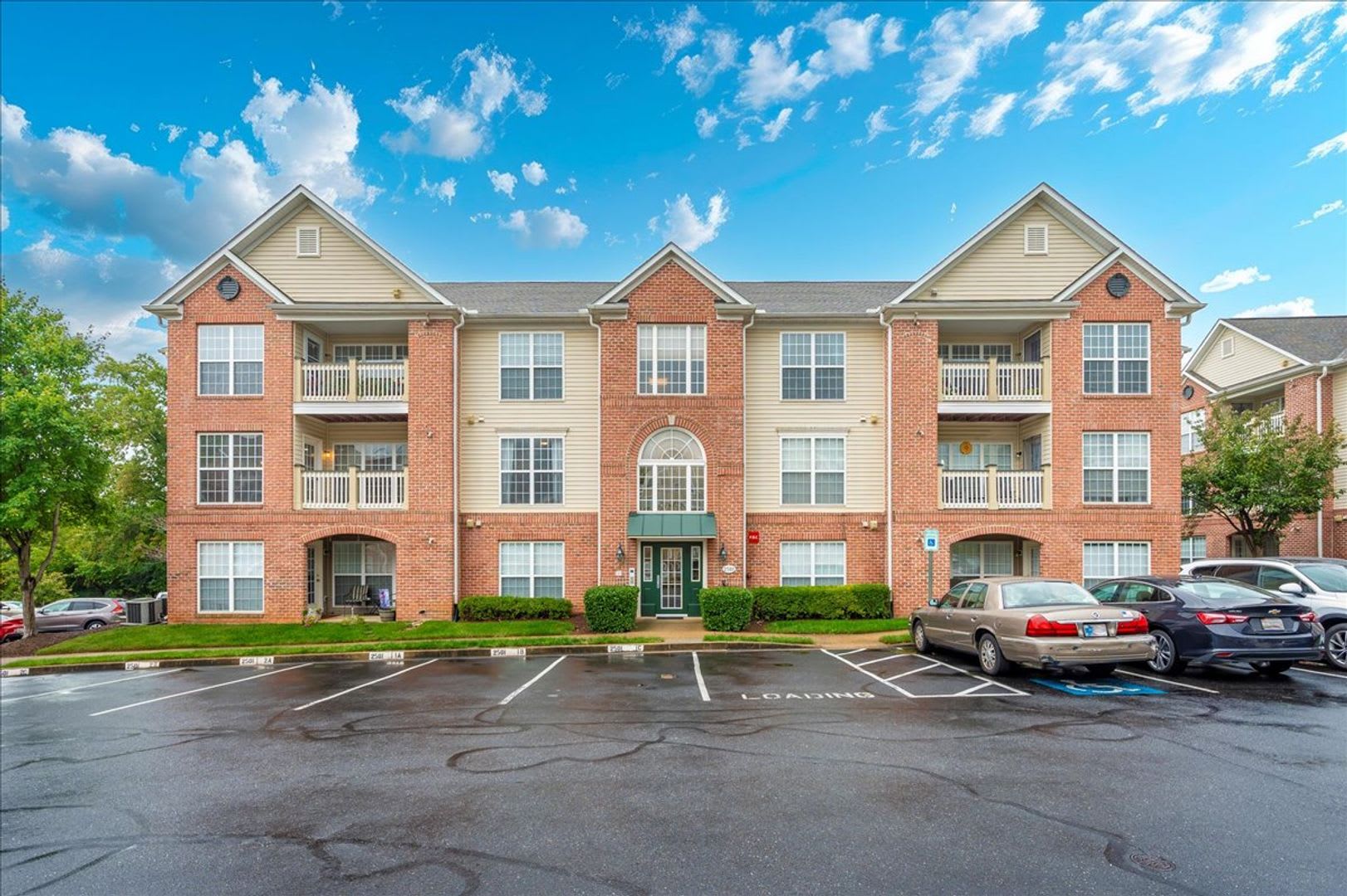 Excellent Elevator Condo For Lease – photo 1