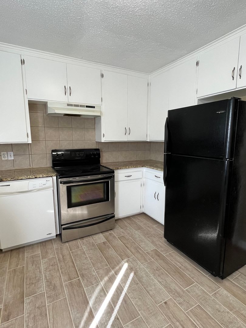 3 bedroom near Riverside Parks Trail!! – photo 5