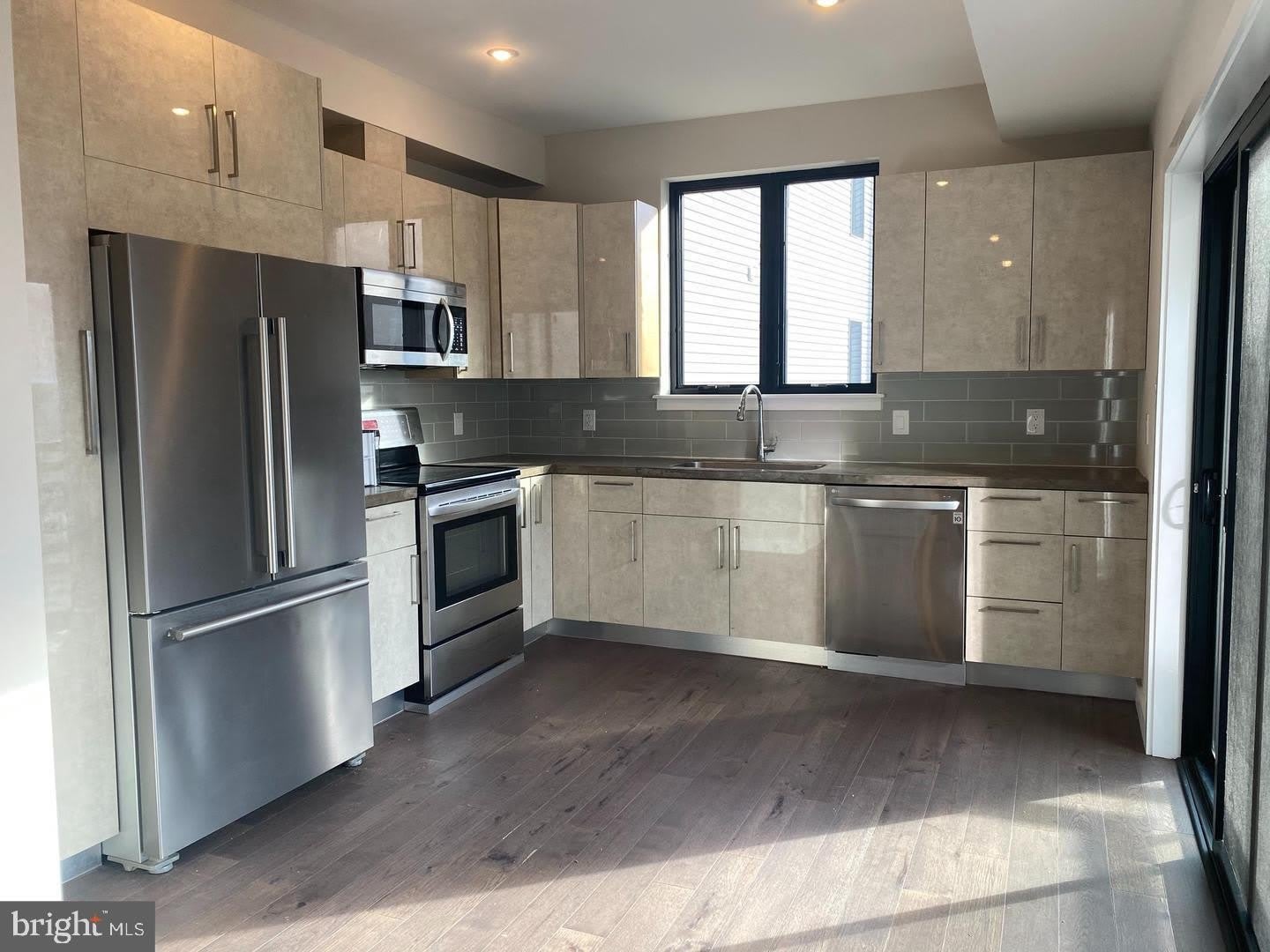 938 NEW MARKET Street – photo 2