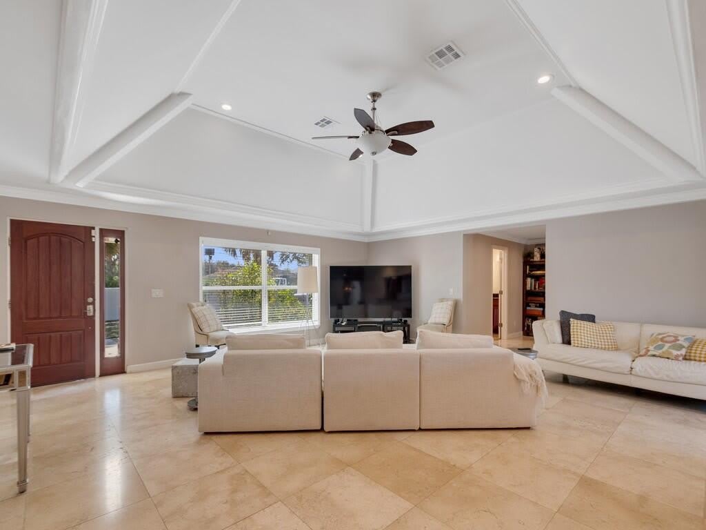 527 E Causeway Boulevard – photo 3