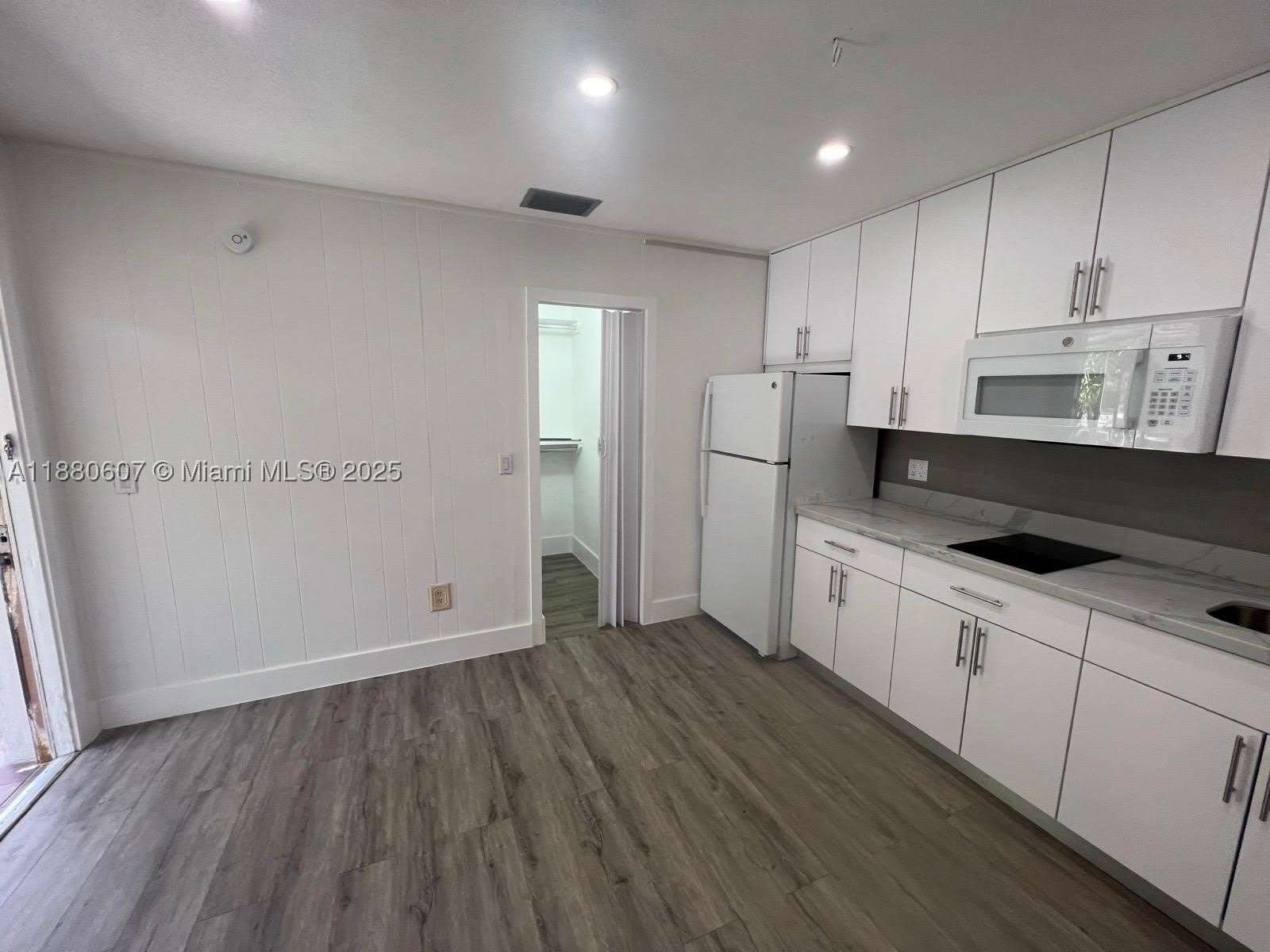 222 SW 8th St – photo 5