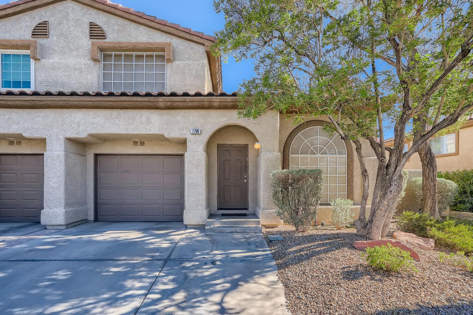 Spacious 2-Bedroom Townhome with Garage & Community Pool – photo 2