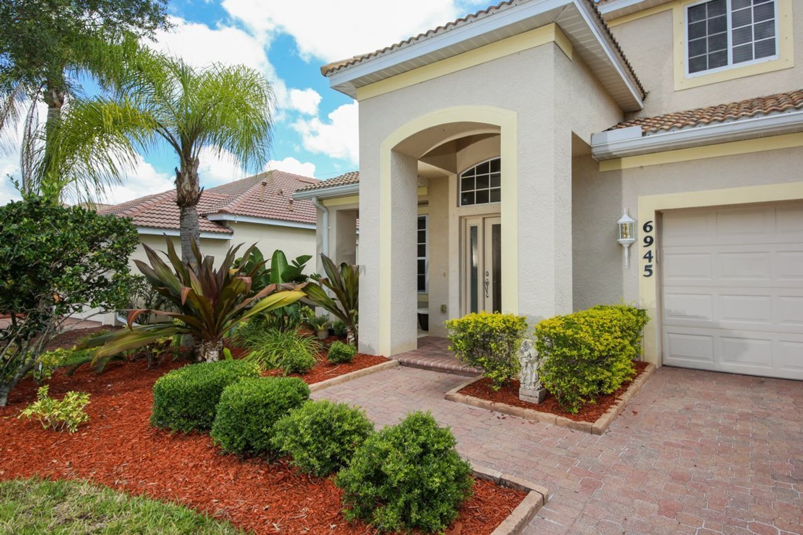 Spacious 4 Bedroom Executive Home In Gated River Place Community With Resort Style Amenities – photo 2