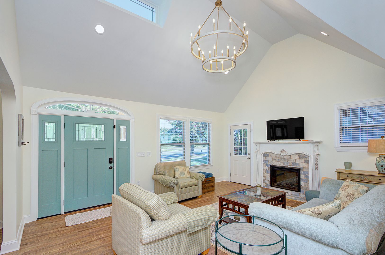 Discover the charm of this top-floor unit in a beautifully updated single-family bungalow – photo 4