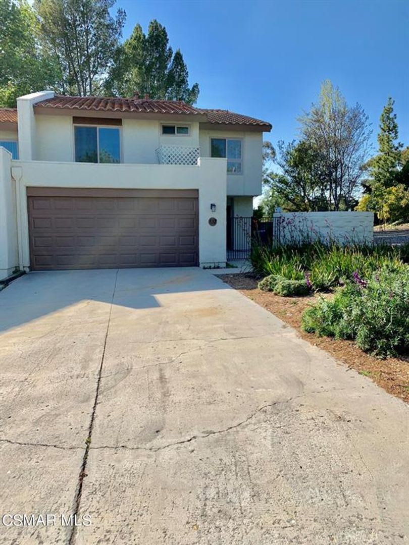 Move in Ready! Sought out Racquet Club Villas – photo 2