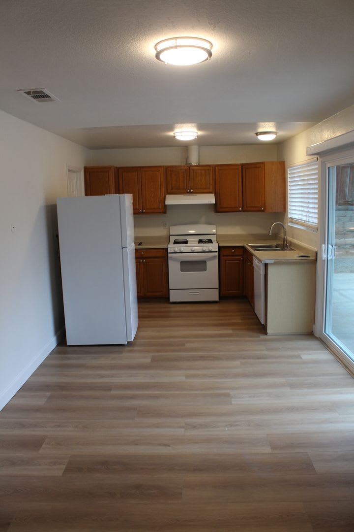 3Bed/2Bath One story Home in Vista – photo 3