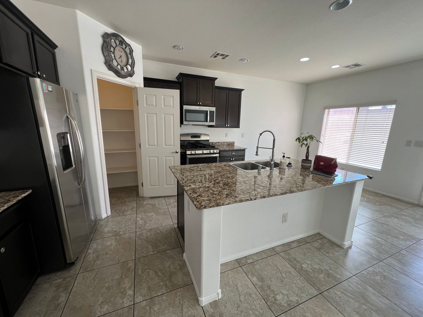Beautiful 3 Bedroom Home in Gated Community with 2-Car Garage – photo 5