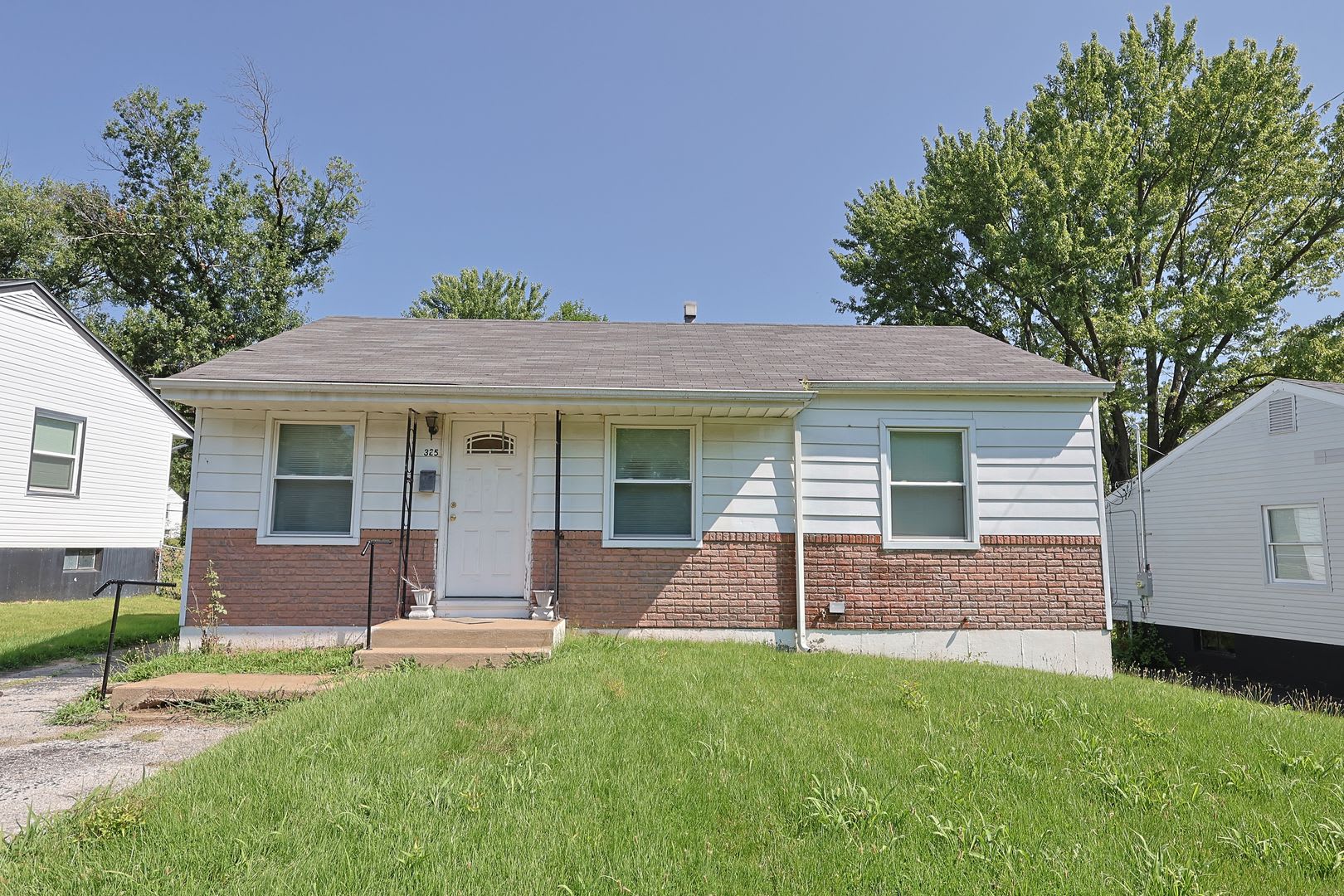 Charming 3-Bedroom Ranch with Large Backyard – photo 3