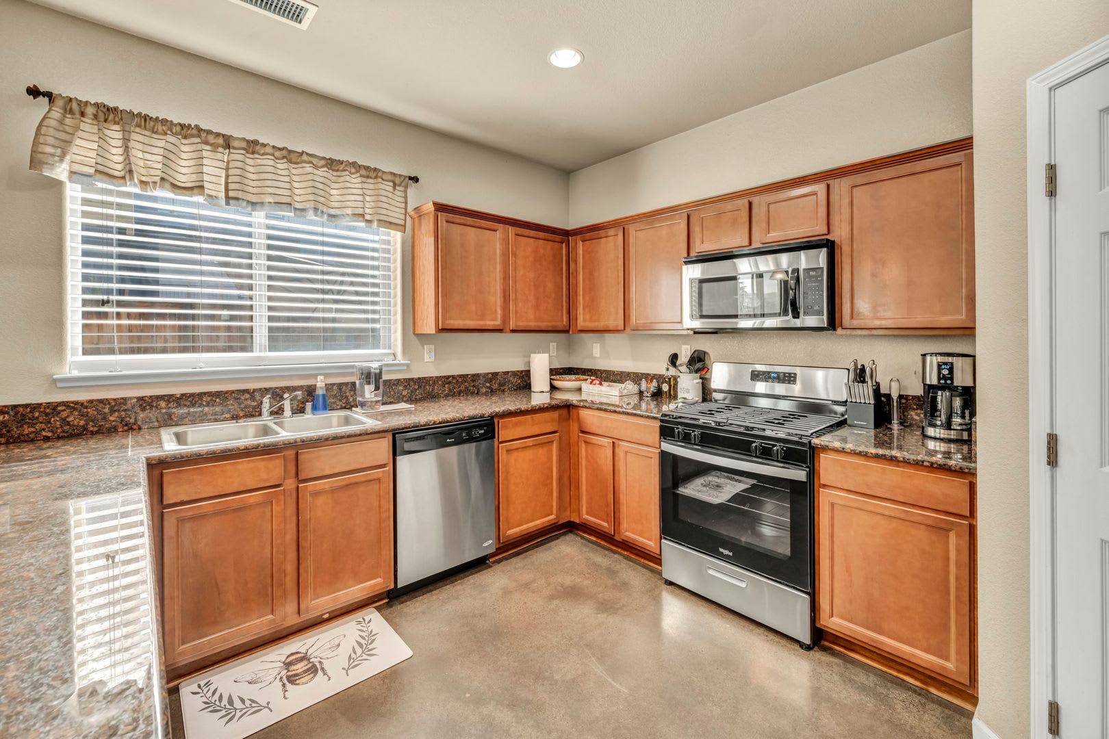 VALUE-PACKED 4 BEDROOM HOME WITH LARGE WALK-IN CLOSETS NEAR UNR – photo 4