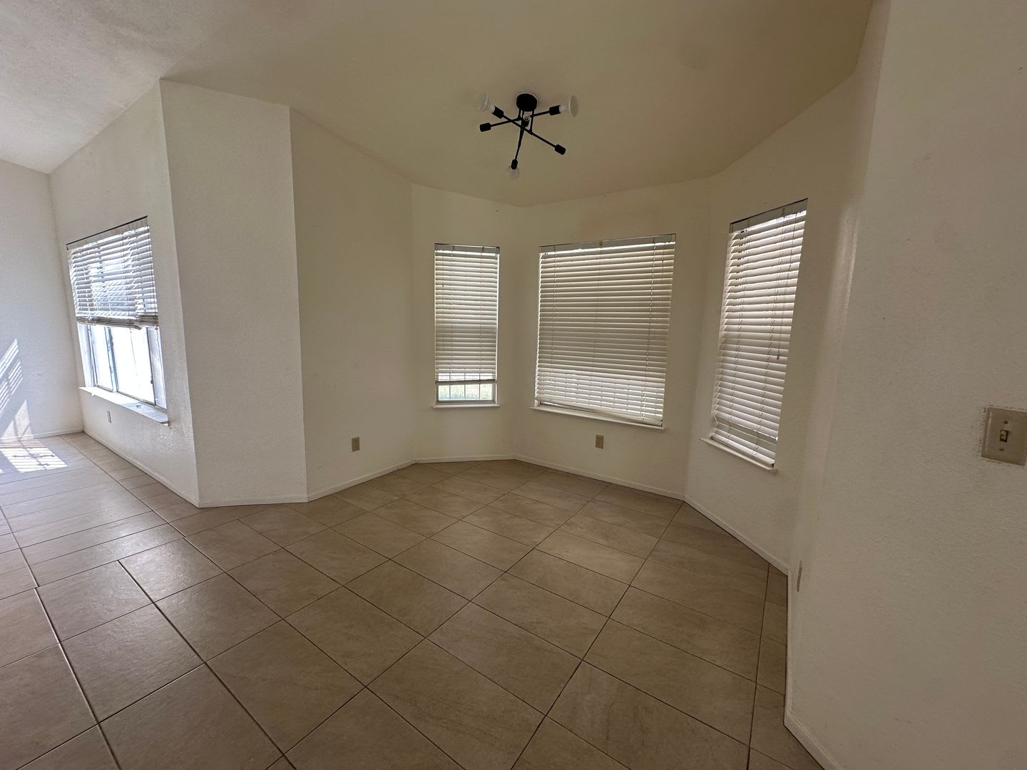 Great location. 3 bedroom single story Las Vegas home for rent. – photo 3