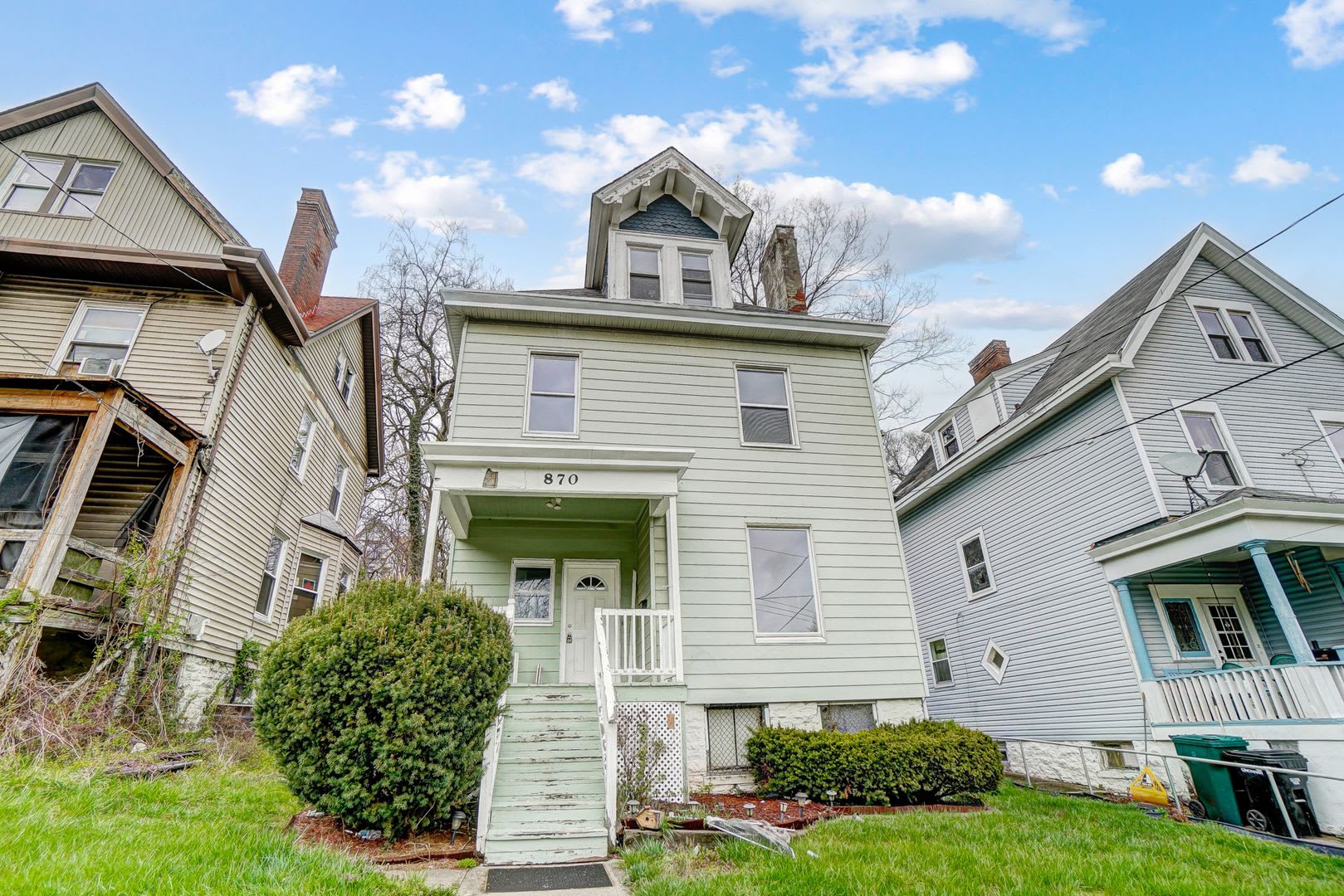 5 Bedroom House in Cincinnati! LEASING SPECIAL, 50% off Security Deposit if lease signed by 09/15!! – photo 1