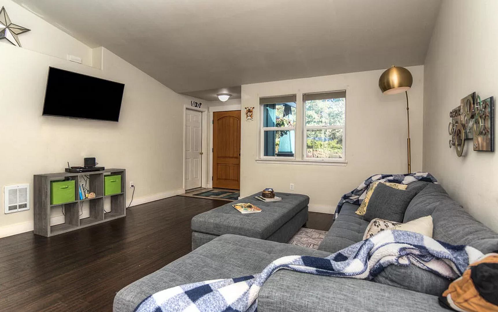 Fantastic 2 Bed/2 Bath with Fully Fenced Backyard – photo 3