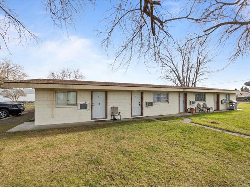 800 N Irving St. – photo 1