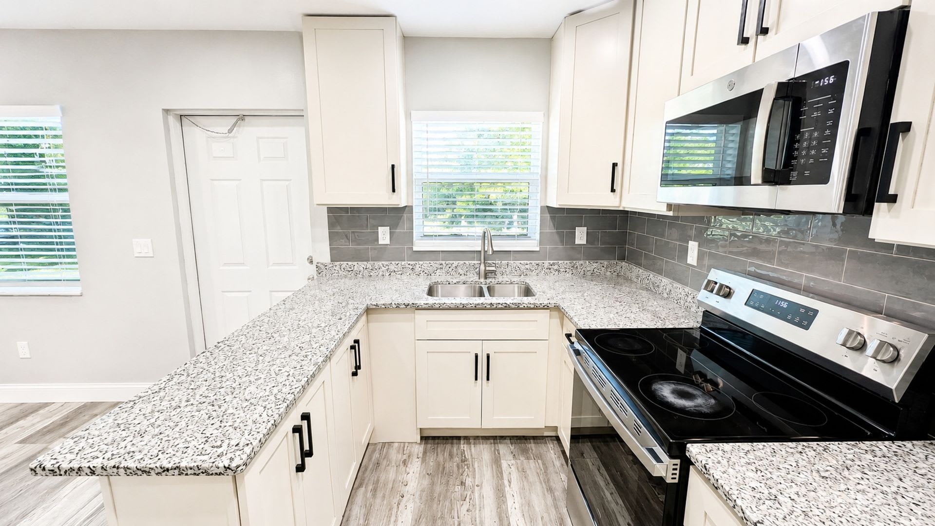 Annual UNfurnished Beautifully totally renovated duplex in Sarasota – photo 5