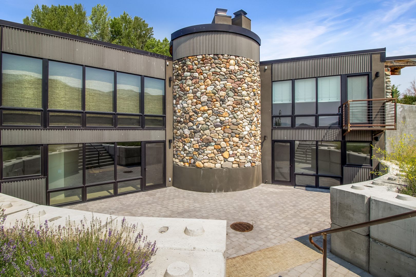 A One Of A Kind Architectural Retreat Tucked Into The Privacy Of The Indian Creek Neighborhood In Hailey Idaho – photo 2