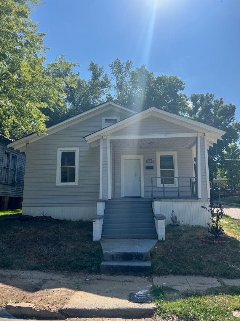 Large 3 Bedroom 1 Bathroom Home – photo 1