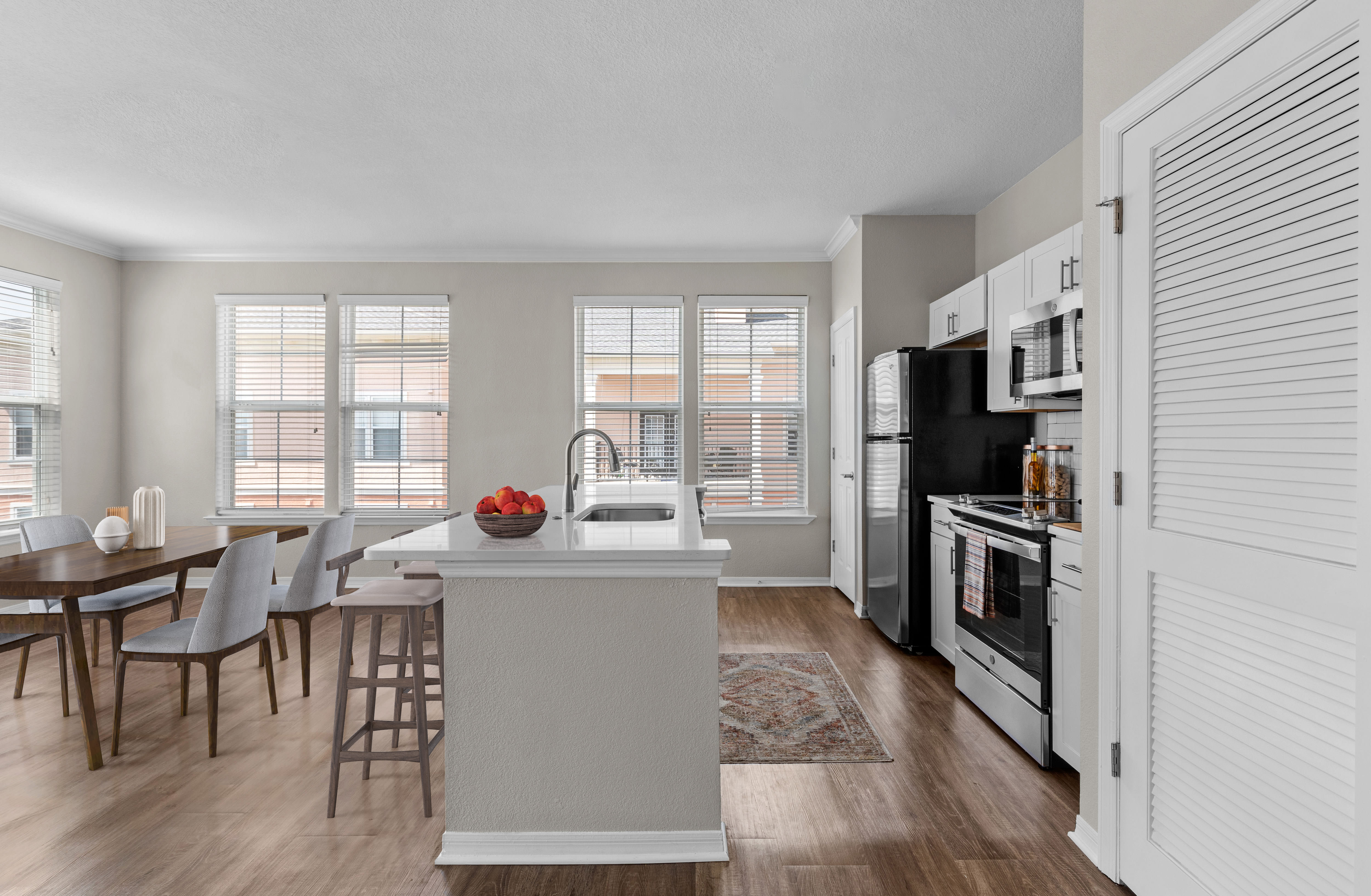 2054 Riverside – photo 4
