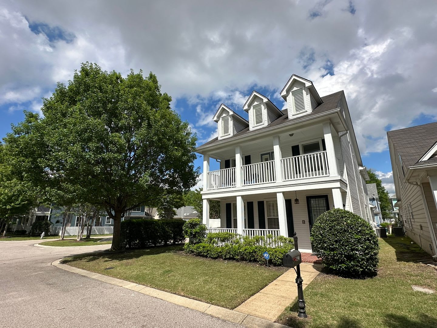Large 3 bd 2.5 bath with all new paint! Fenced in yard and screened in porch!! – photo 3