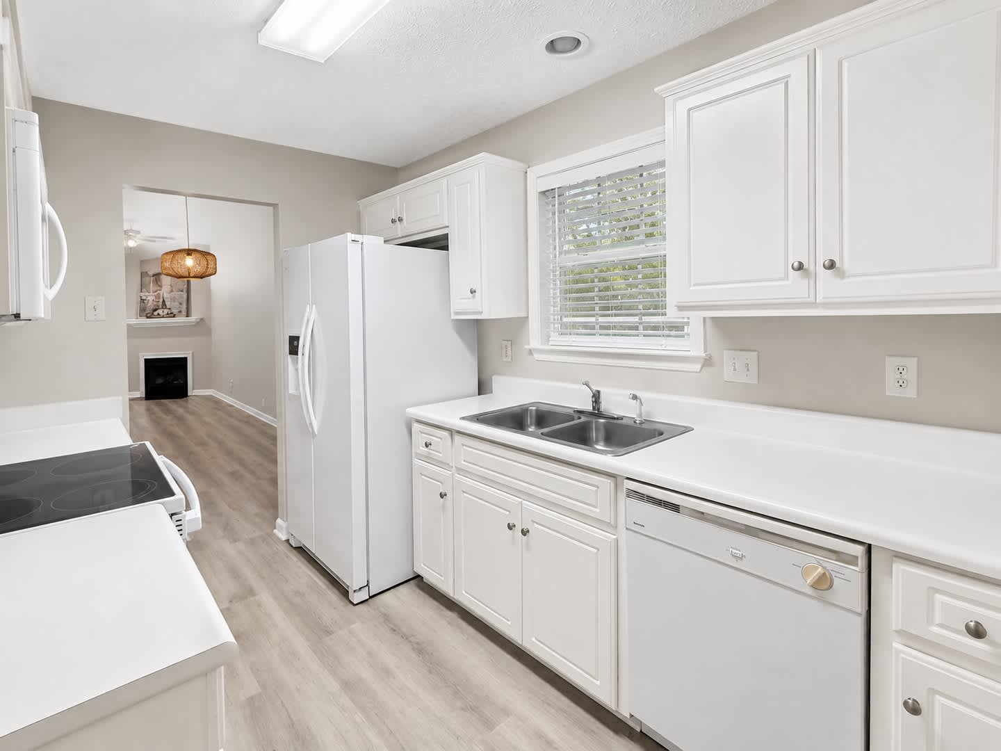 Charming Corner-Lot End Unit with Private Courtyard in Prime Lexington Location! – photo 4