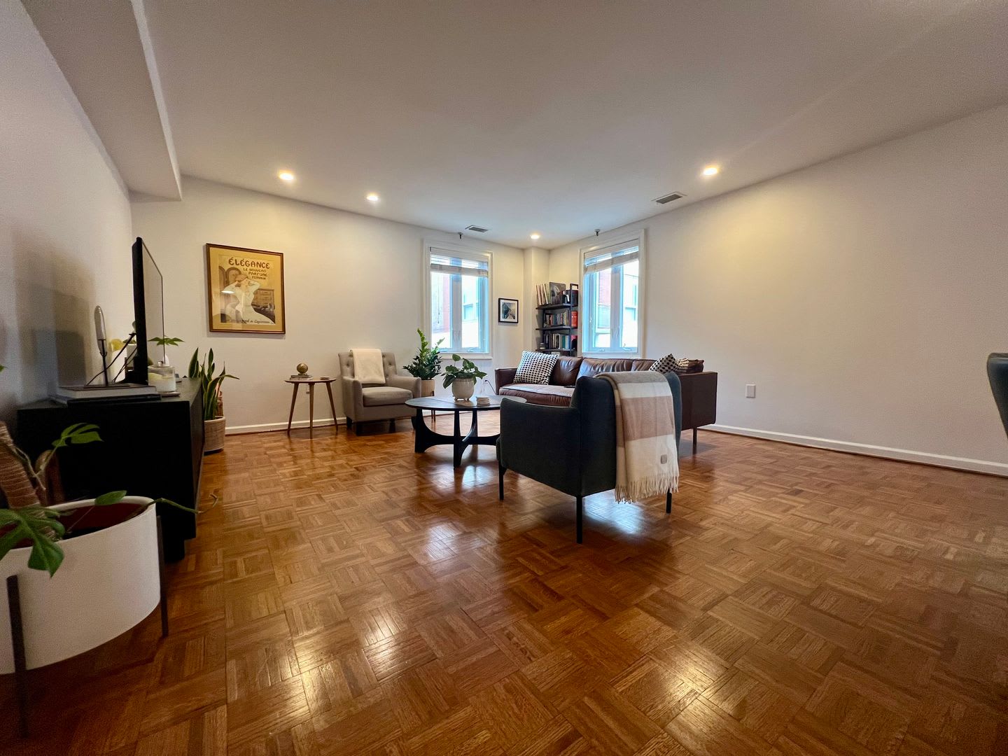 Gorgeous 2-Bed/2-Bath Condo in the Heart of Old City! Available August 1st! – photo 2