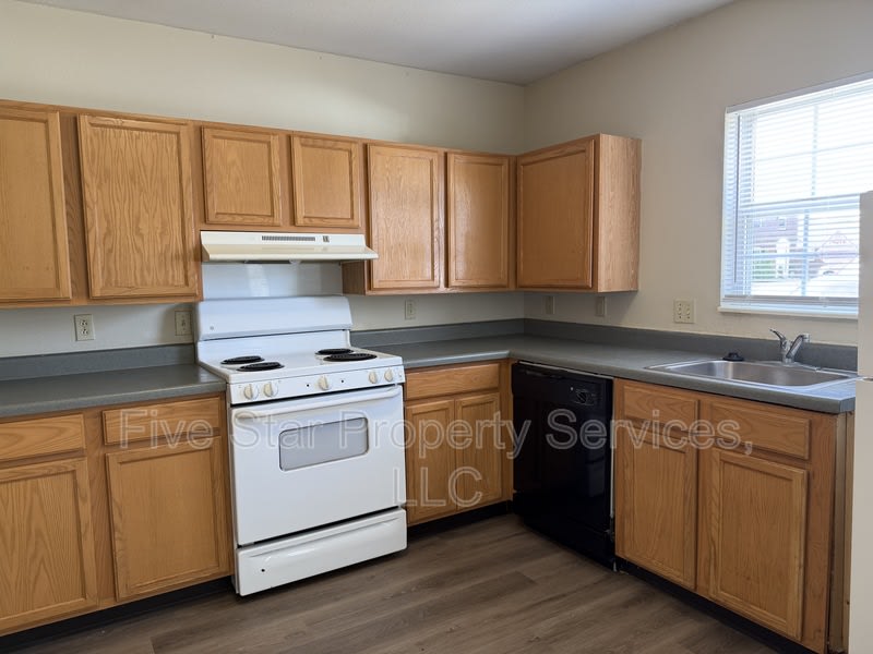 799 Titan Ct – photo 4