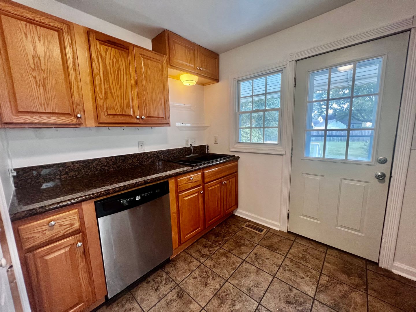 Charming Cape Cod Located In The Heart Of Norfolk – photo 5