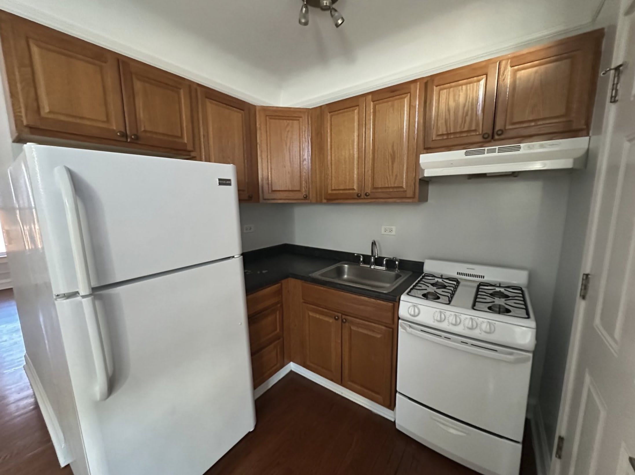 1377 W Greenleaf Ave – photo 5
