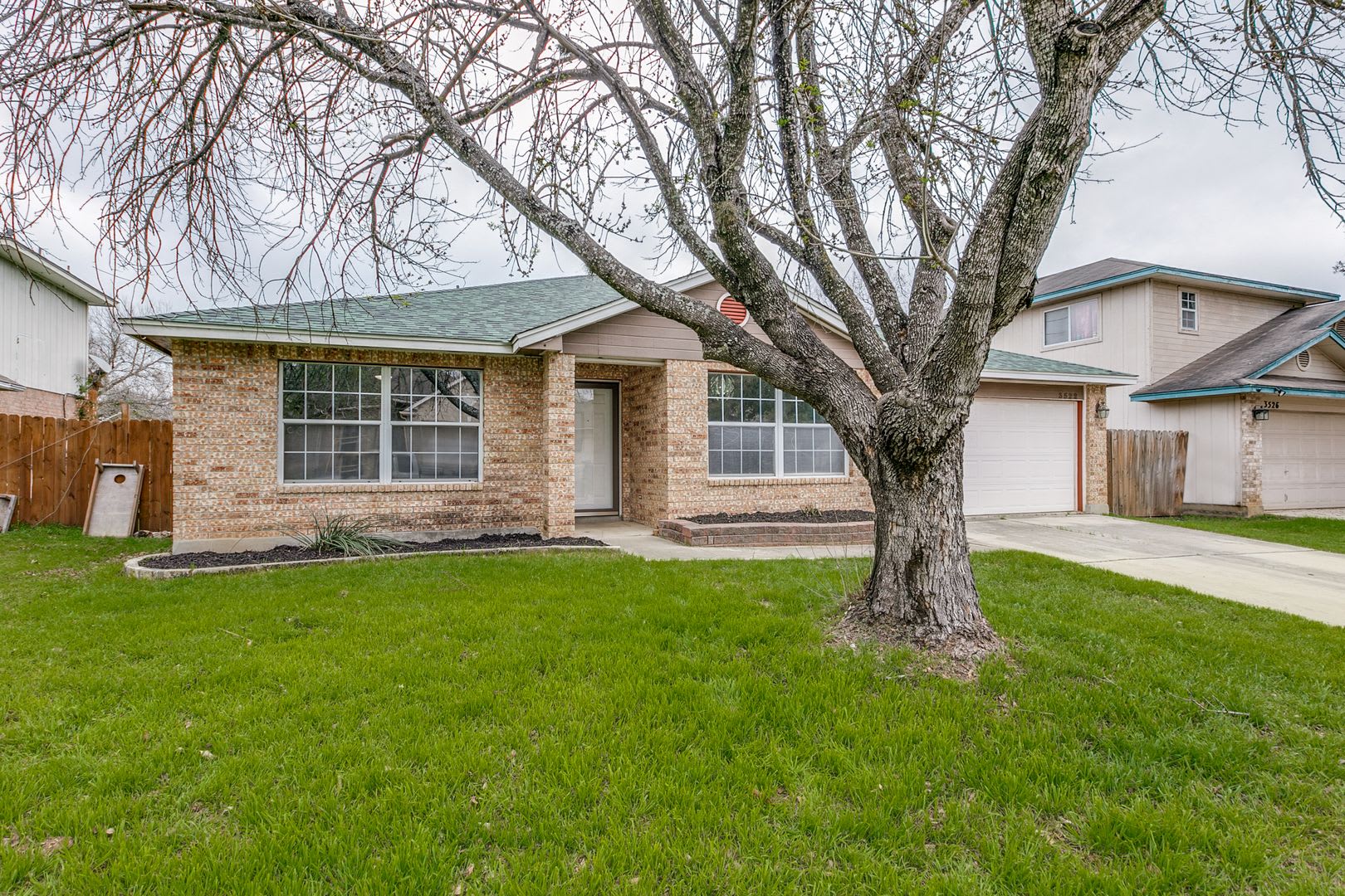 3-BEDROOM SINGLE-STORY IN CRESTLAKE – photo 2