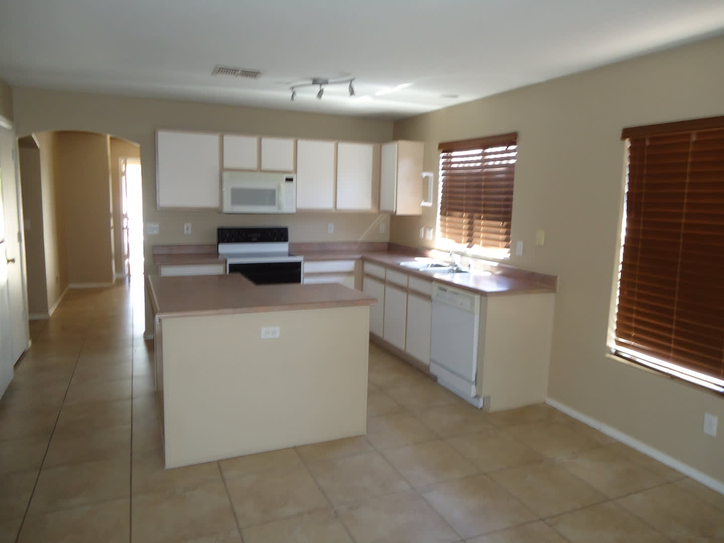 3 Bedroom 2 Bath- All tile- El Mirage – photo 3