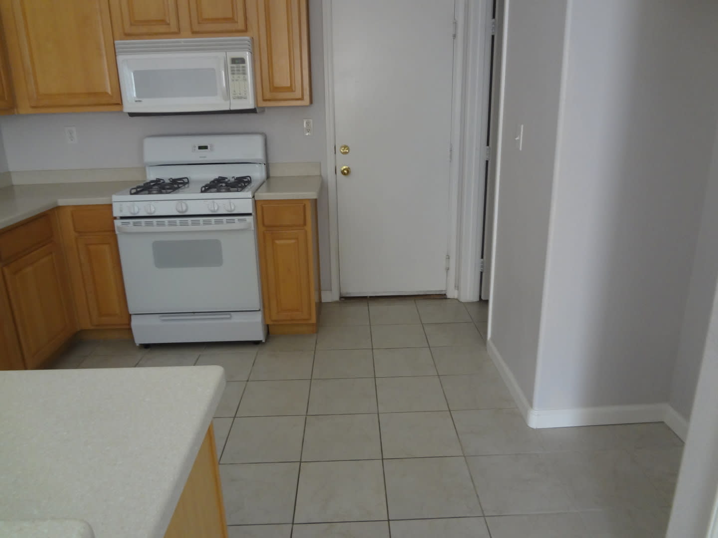 This 1 596 Sq Ft Home Has 3 Bedrooms 2 5 Bathrooms A 2 Car Garage Located On A Corner Lot And New Wood Flooring – photo 2