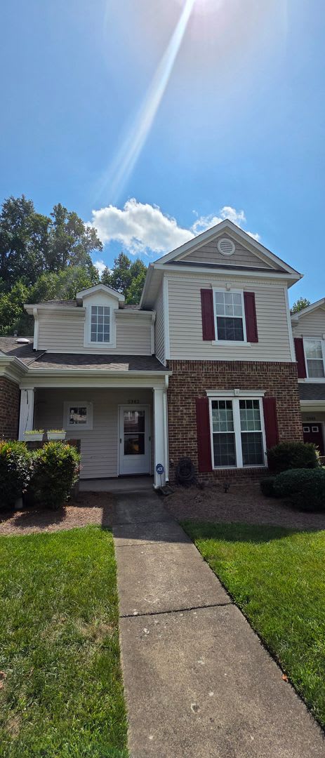 Great townhome convenient to shopping, schools and highway – photo 1