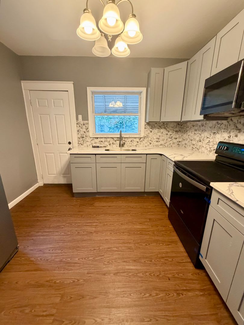 Renovated 3-Bedroom Home Near Hunting Park! Available NOW! – photo 4