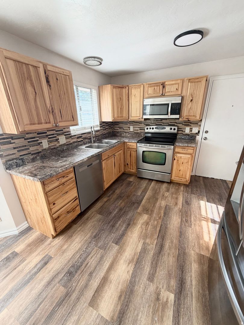 Spacious 2-Bedroom Upstairs Unit in Sandy – photo 3