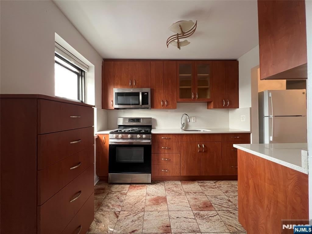2333 Hudson Terrace – photo 4