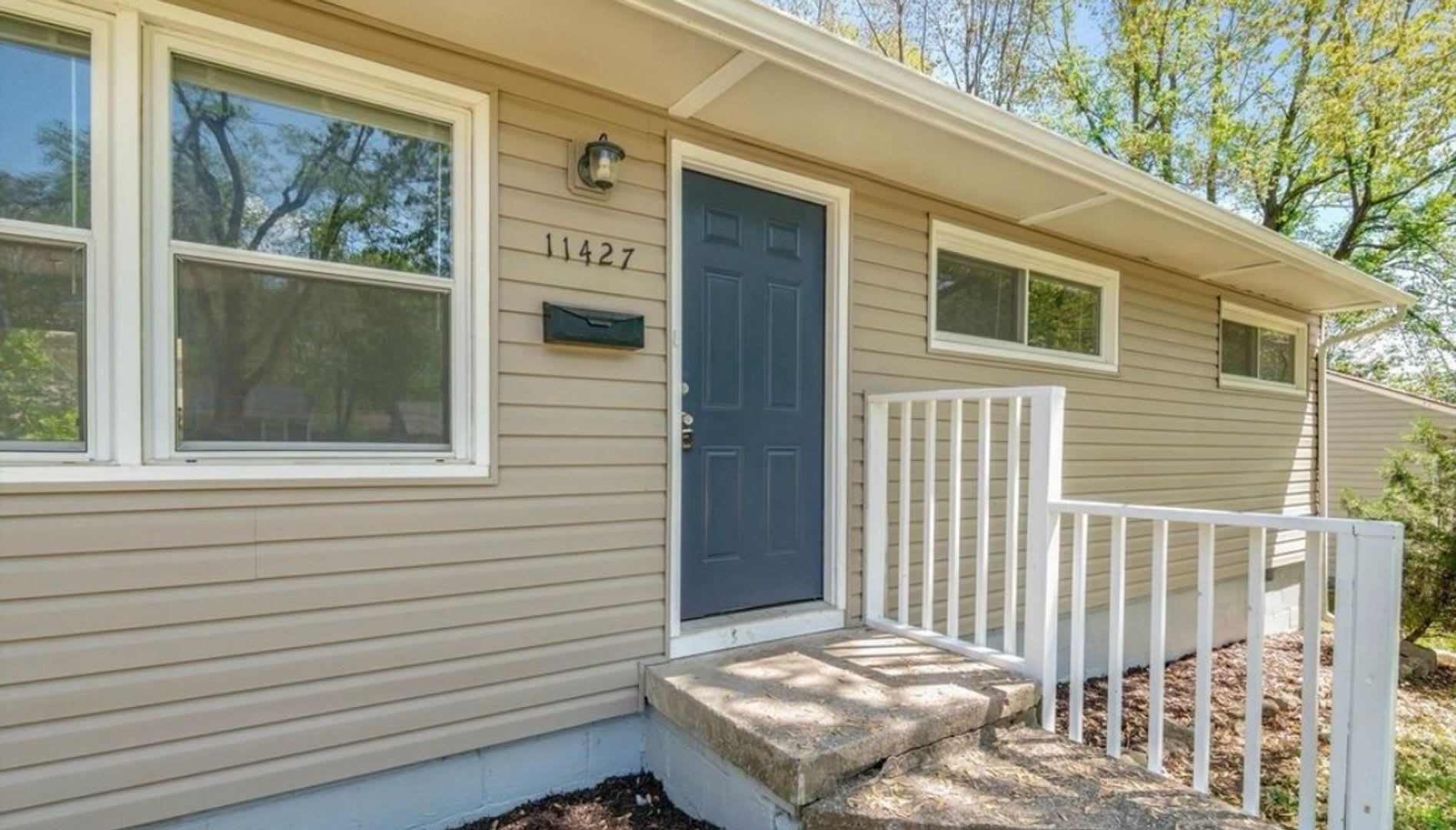 Charming 3 Bed 1 Bath Home With 1 Car Garage In South Kansas City – photo 2