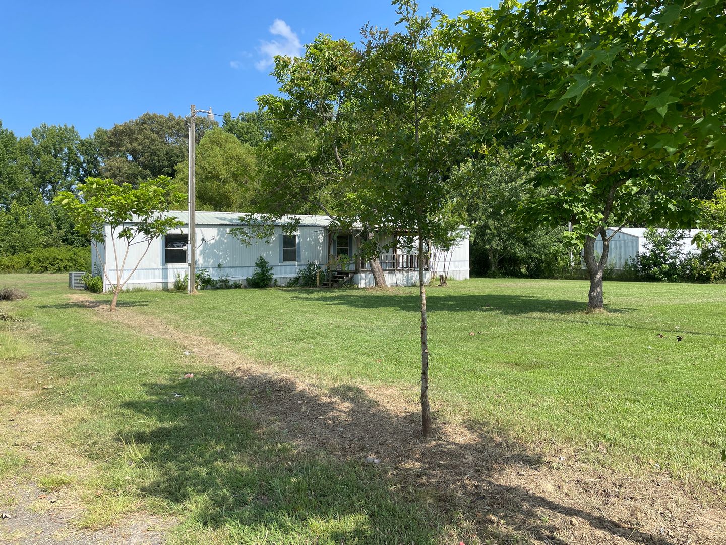 Country living with spacious front and backyard – photo 4
