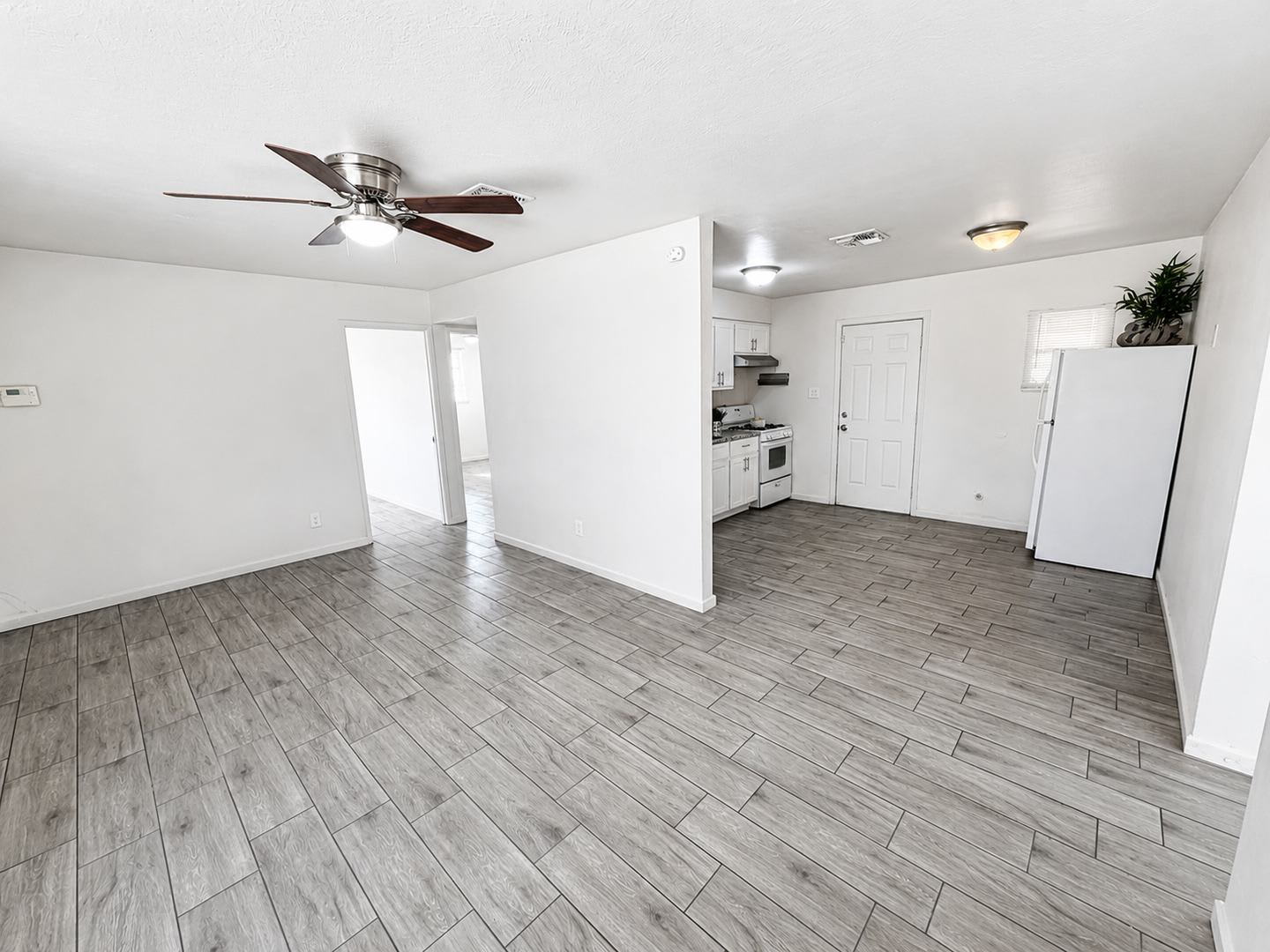 Bright & Comfortable Living in Prime Phoenix Location – photo 4