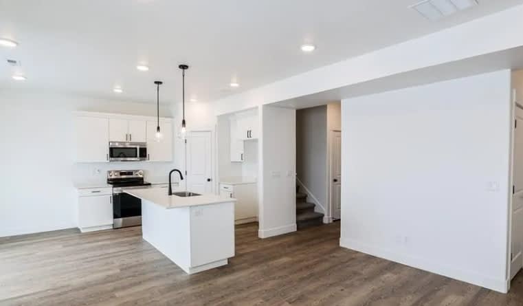 1136 Ashlyn Way Apt 4 – photo 4