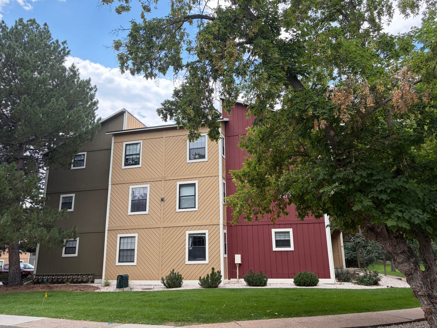 Partially Furnished 1 Bedroom Office Close To Cu Utilities Included – photo 1