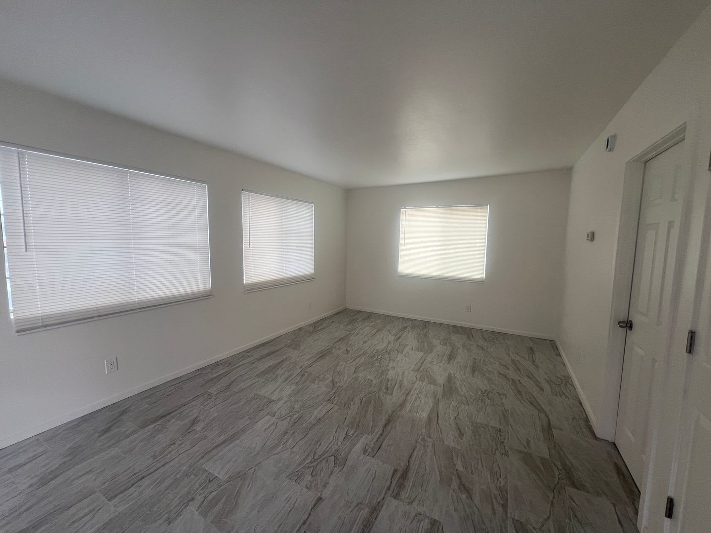 FULLY REMODELED 1 BED. APT. / AVAILABLE FOR SELF VIEWING! – photo 2