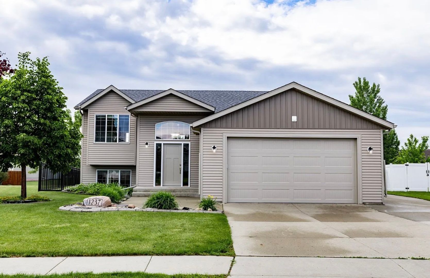 Spacious 4-Bedroom Home with a Huge Fenced Yard in West Fargo! – photo 2