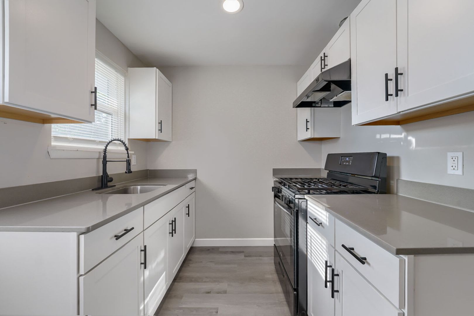 Charming 2bed/1bath Apartments in Lakewood! – photo 1