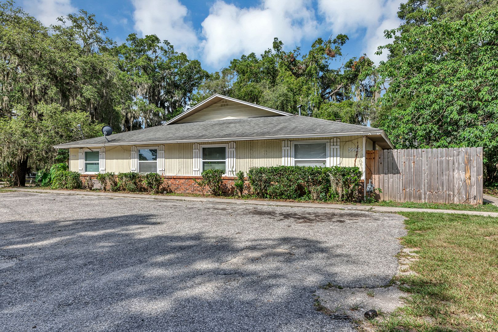 Spacious 3Br 2Ba Ocala Home With Modern Finishes Fireplace Floor To Ceiling Sliding Glass Doors Private Fenced Patio – photo 4