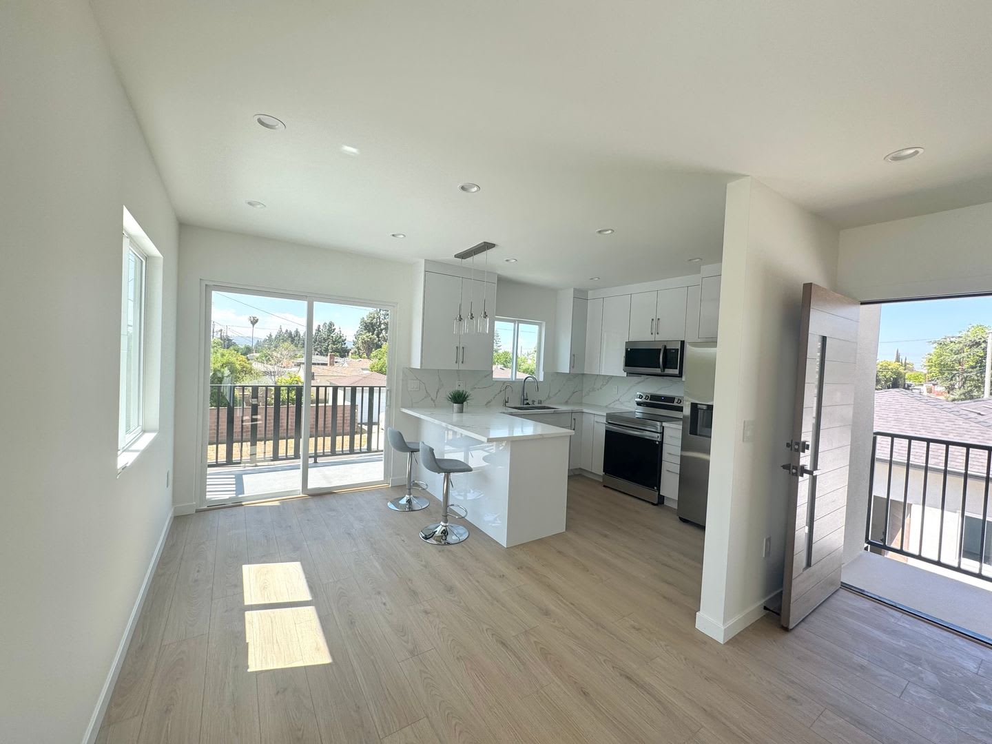 Spacious 1000 Sq. Ft. Second-Floor Back ADU in a 2-Story Duplex – Burbank – photo 3
