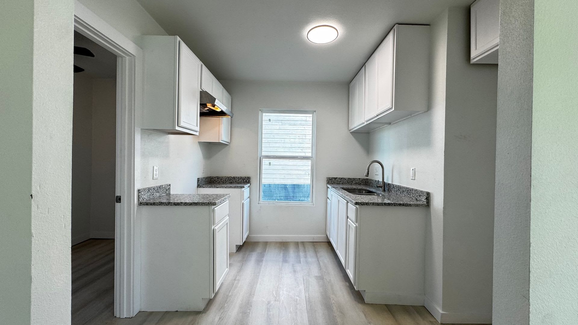 2BD APARTMENT WITH WATER PAID!! – photo 4