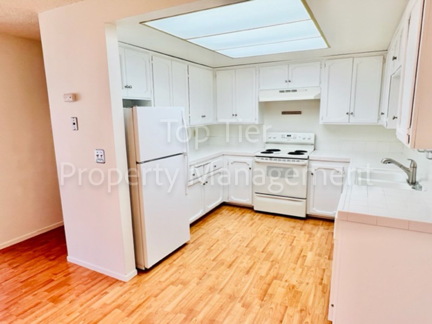 Nice 2Bd 2Bth 1180Sf End Unit Condo In University Heights Available Now – photo 3