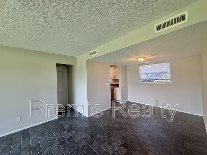 200 Country Club Drive 104 1 – photo 3