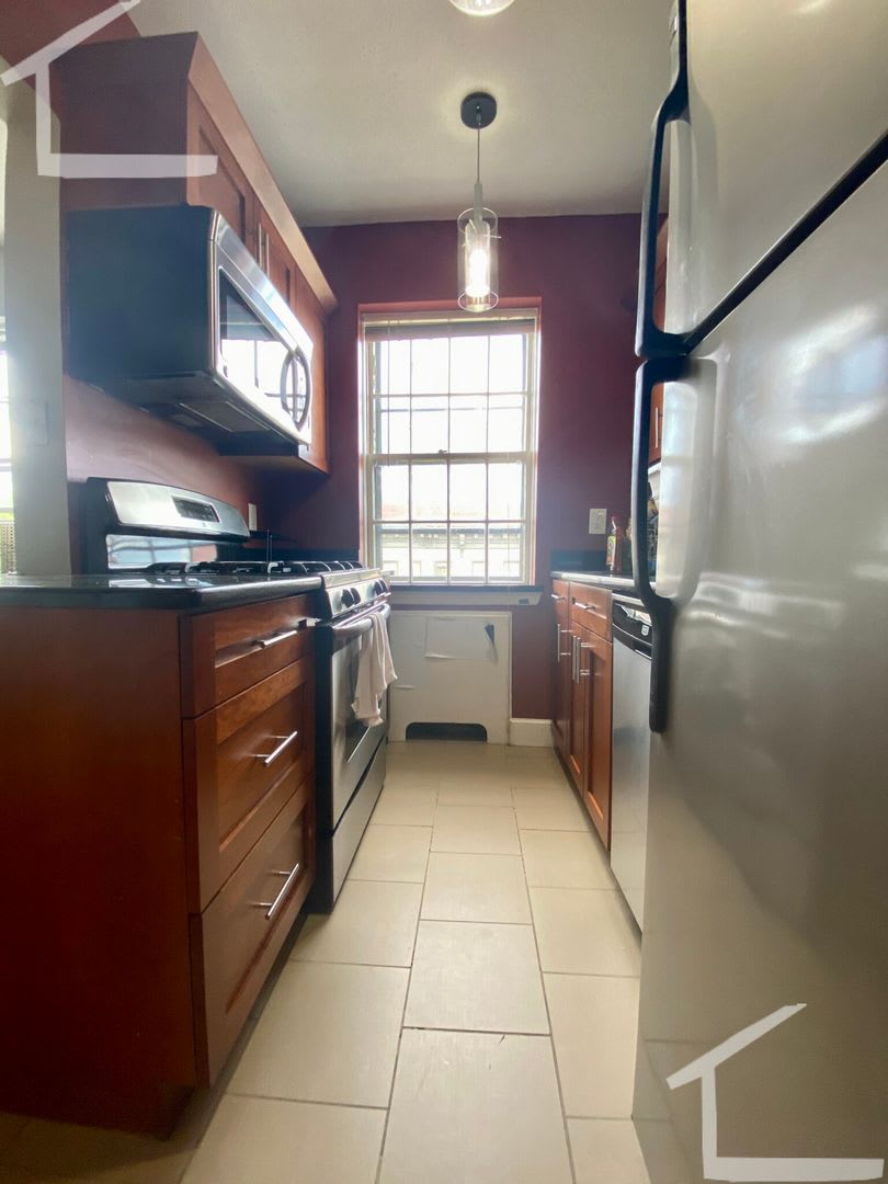 Huge 2 Bed in Brookline! 9w Parking for Rent! – photo 3