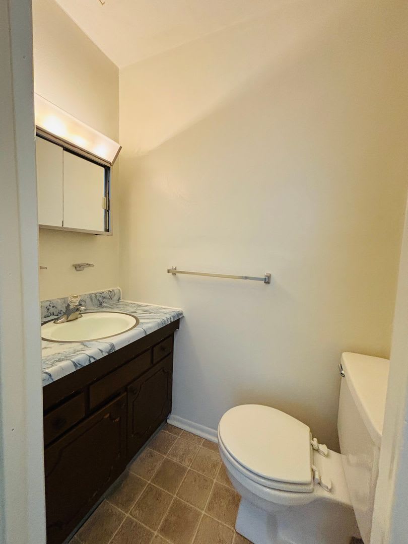 2 Bedroom, 1.5 Bath Townhouse – photo 3